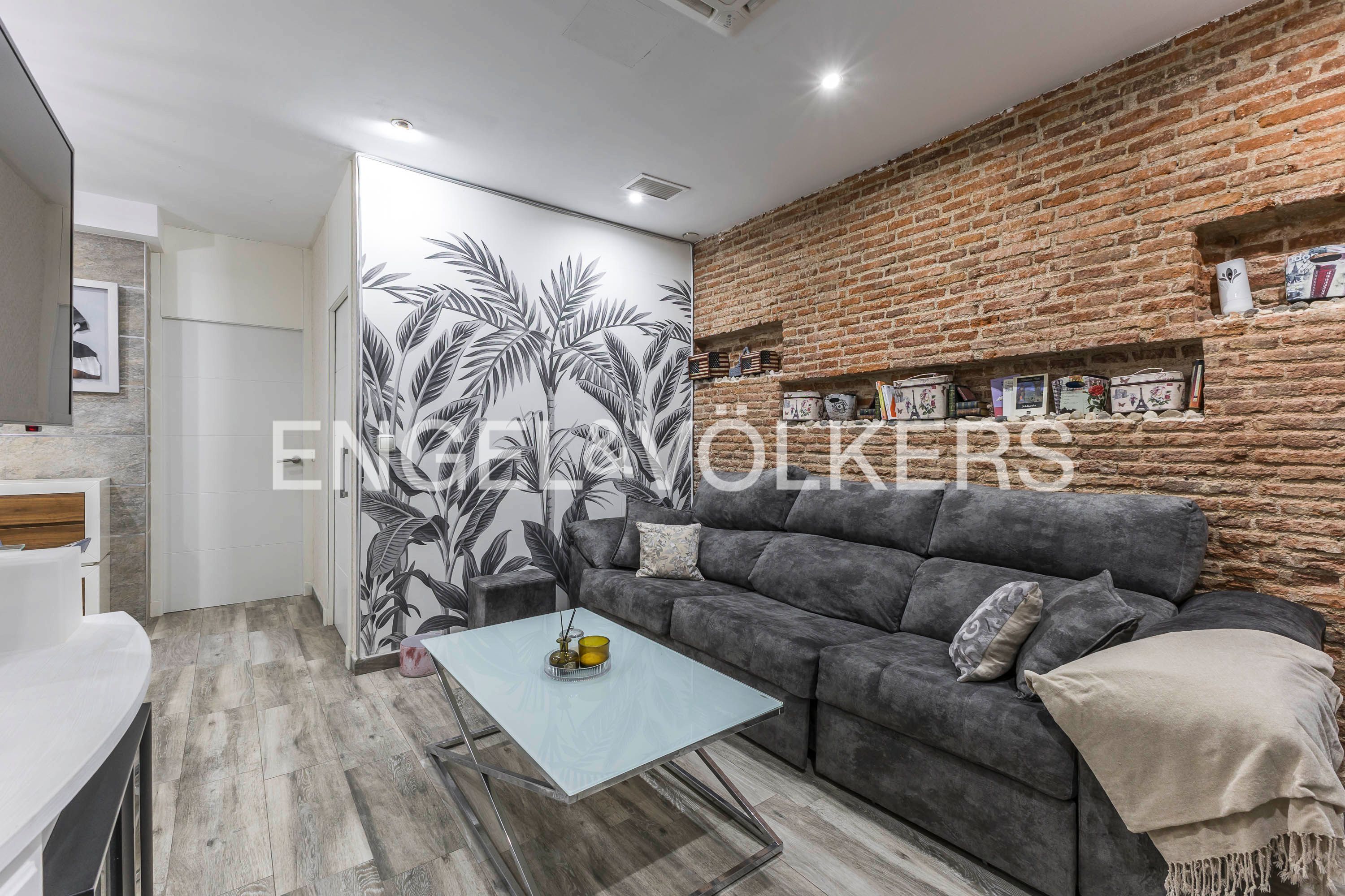 Sala d'estar de Apartament en venda en  Madrid Capital amb Aire condicionat, Calefacció i Parquet