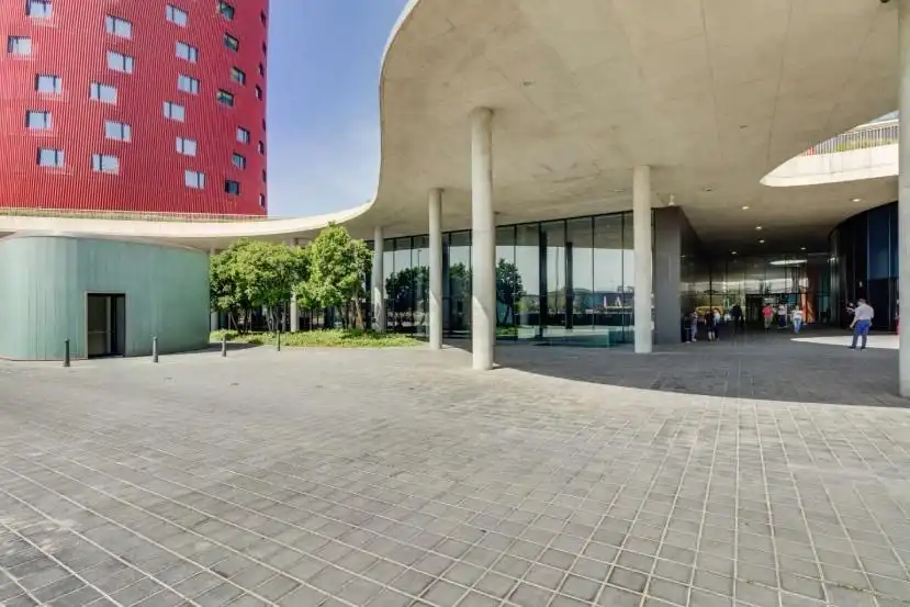 Vista exterior de Oficina de lloguer en L'Hospitalet de Llobregat amb Aire condicionat