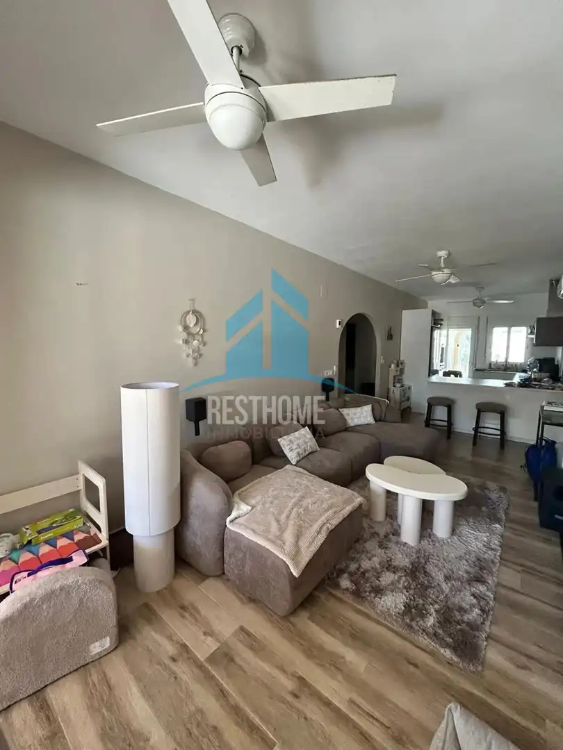Sala d'estar de Casa adosada en venda en Moraira amb Aire condicionat, Jardí privat i Terrassa