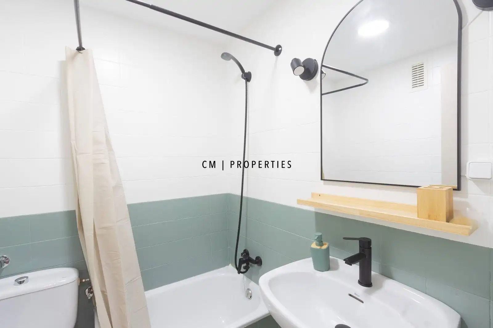 Badezimmer von Wohnung zur Miete in Quatre Carreres