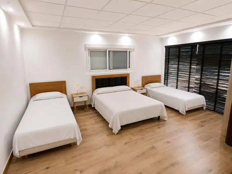 Schlafzimmer von Geschaftsraum zum Verkauf in Estepona mit Klimaanlage, Heizung und Möbliert