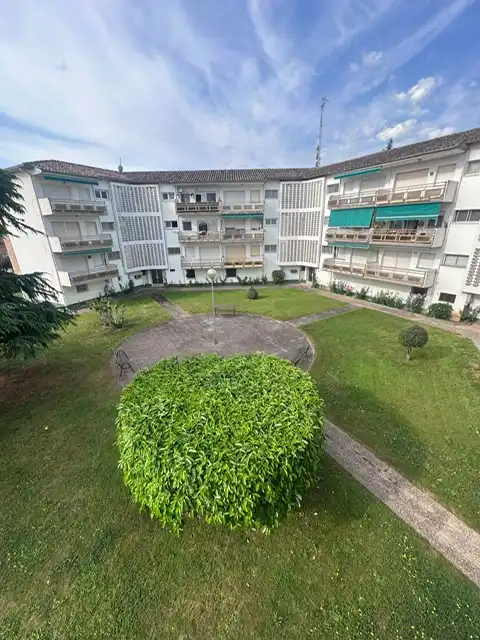 Vista exterior de Pis en venda en Albelda de Iregua amb Calefacció, Terrassa i Piscina comunitària