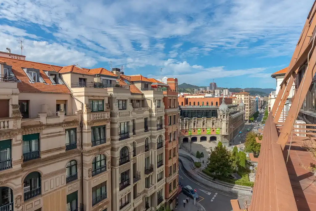 Vista exterior de Pis en venda en Indautxu