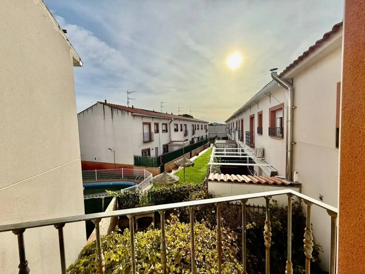 Vista exterior de Casa adosada en venta en Miguel Esteban con Alarma y Piscina comunitaria