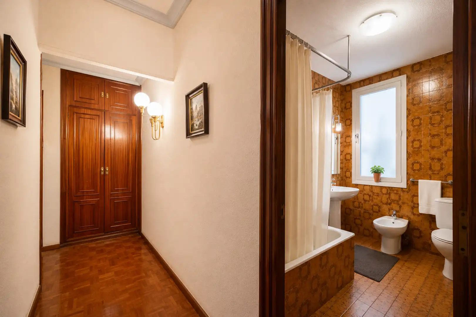 Badezimmer von Wohnung zum Verkauf in Madrid mit Klimaanlage und Heizung
