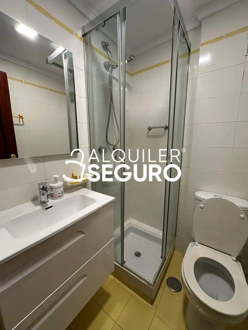 Baño de Piso de alquiler en Alcorcón con Calefacción, Terraza y Amueblado