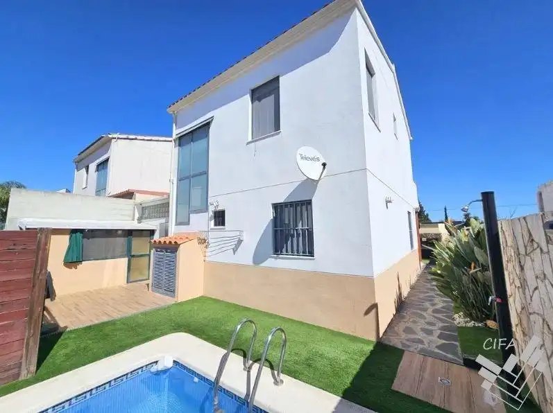 Vista exterior de Casa adosada en venta en Peñíscola / Peníscola con Calefacción, Jardín privado y Trastero