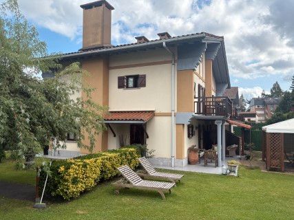 Vista exterior de Casa o xalet en venda en Hondarribia amb Jardí privat, Terrassa i Traster