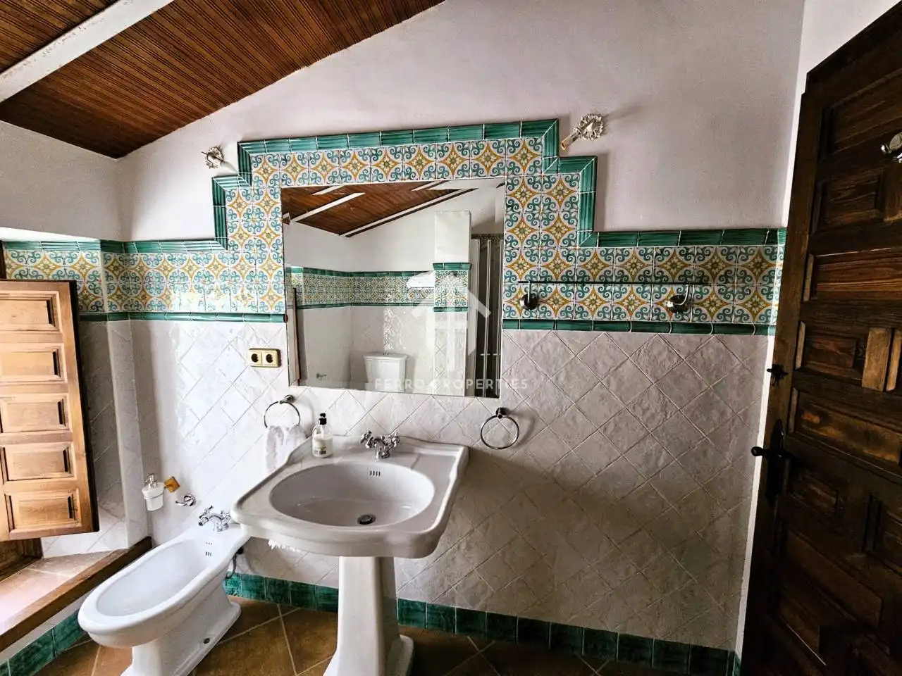 Bathroom of Houses for sale in Villanueva de Tapia  with Air Conditioner, Heating and Private garden