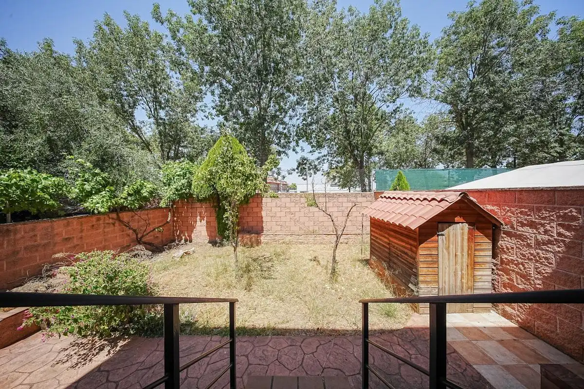 Terrassa de Casa adosada en venda en Azuqueca de Henares amb Aire condicionat, Calefacció i Jardí privat