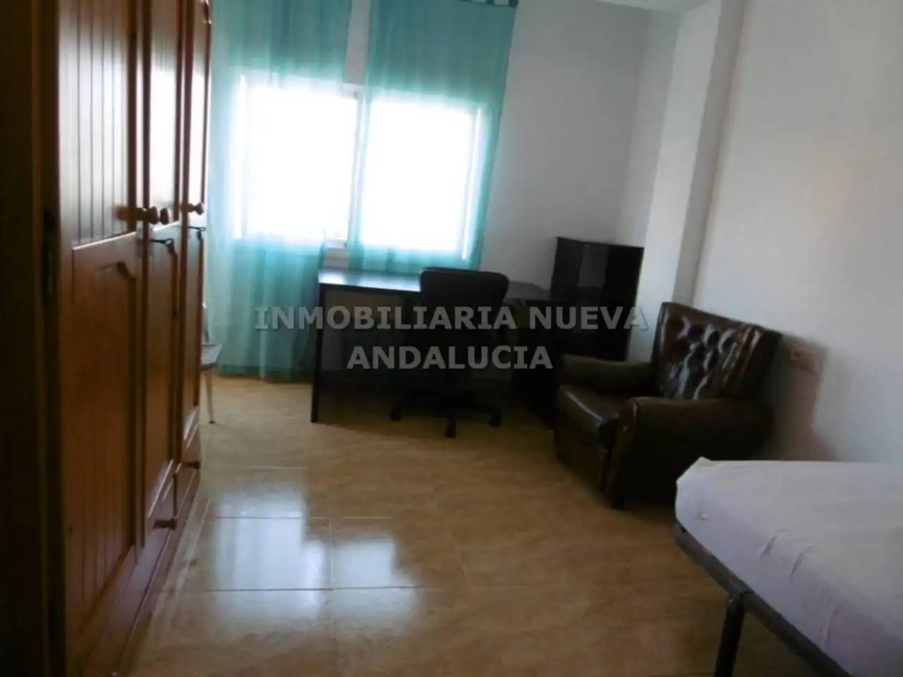 Habitación de Piso de alquiler en Almería con Terraza y Amueblado