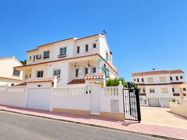 Reihenhaus mit Balkon zum Verkauf in Playa de los Locos