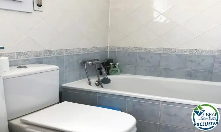 Bathroom of Flat for sale in Roses  with Heating, Terrace and Swimming Pool