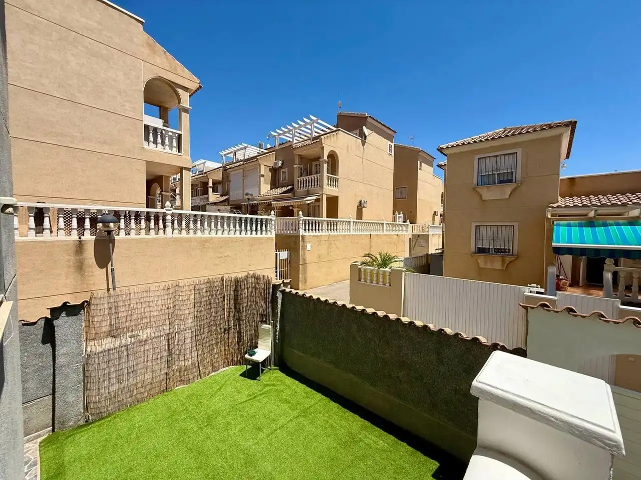 Vista exterior de Casa o xalet en venda en Orihuela amb Aire condicionat, Calefacció i Jardí privat