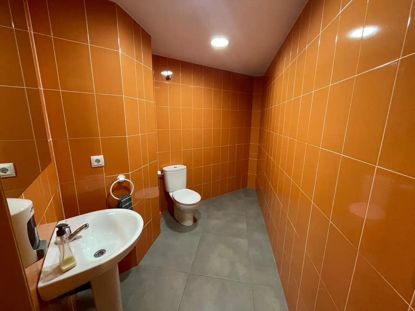 Bathroom of Office for rent in Cartagena  with Air Conditioner and Heating