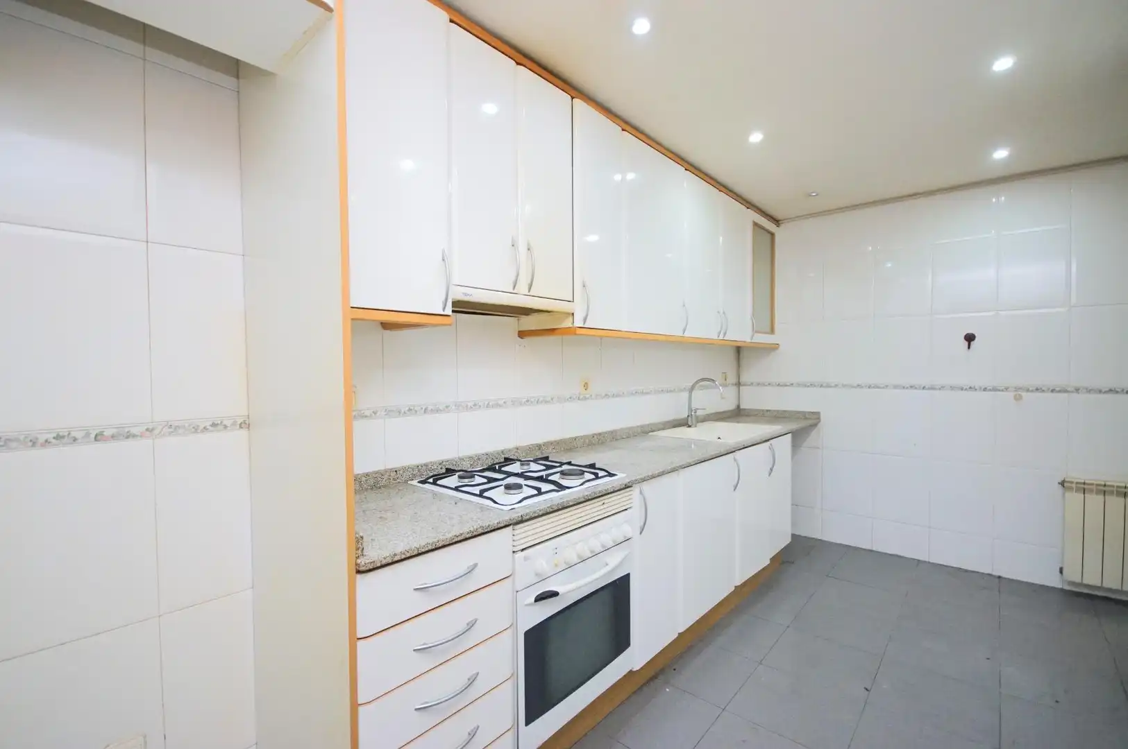 Kitchen of Flat for sale in L'Hospitalet de Llobregat  with Heating and Terrace