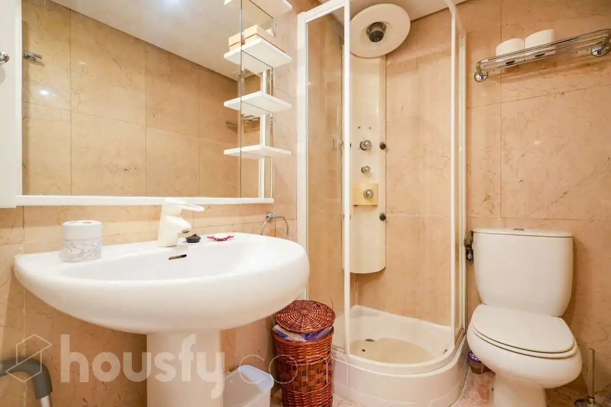 Badezimmer von Wohnung zum Verkauf in Madrid mit Klimaanlage, Heizung und Terrasse
