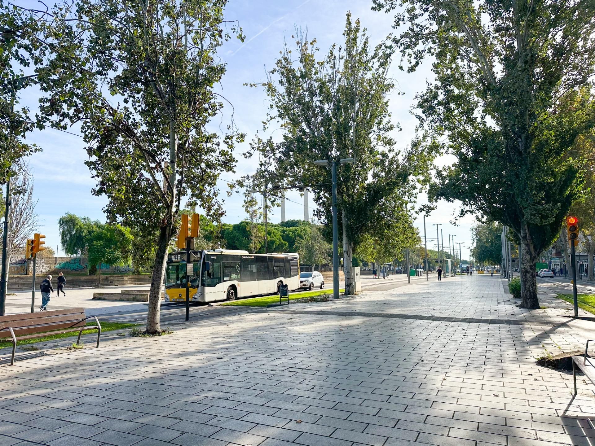 Vista exterior de Pis en venda en Sant Adrià de Besòs amb Terrassa, Moblat i Balcó
