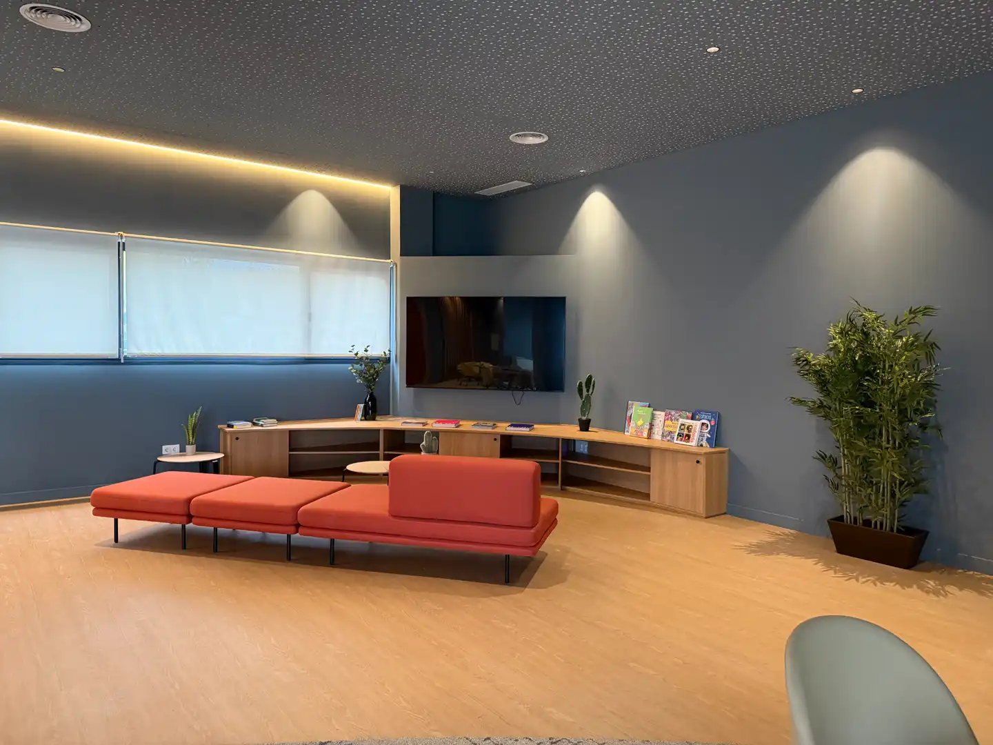 Living room of Flat for sale in Sevilla  with Air Conditioner, Heating and Storage room