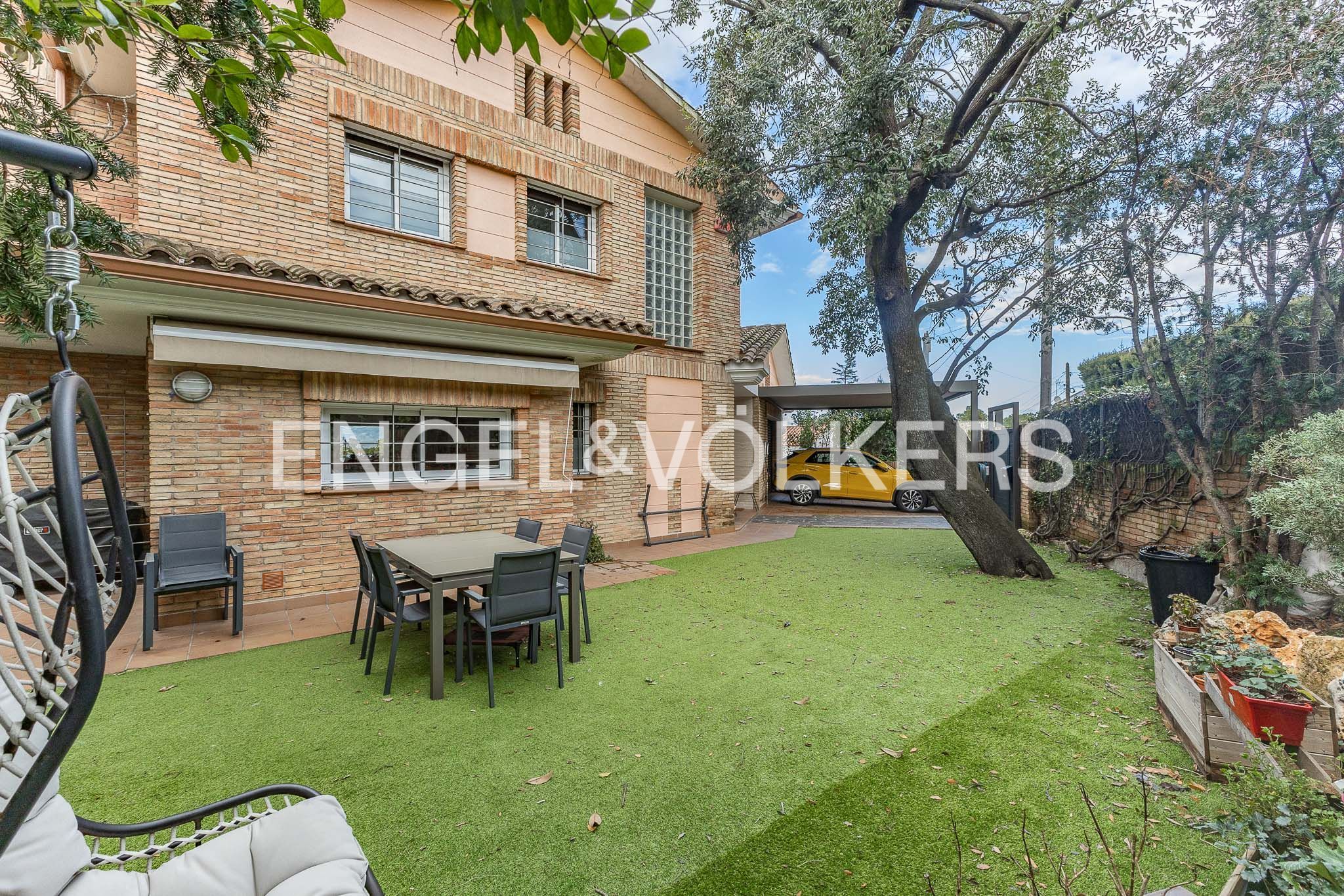 Vista exterior de Casa o xalet en venda en Sant Cugat del Vallès amb Aire condicionat, Calefacció i Jardí privat