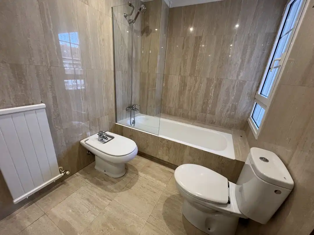 Badezimmer von Wohnung zur Miete in Leioa mit Heizung, Privatgarten und Abstellraum