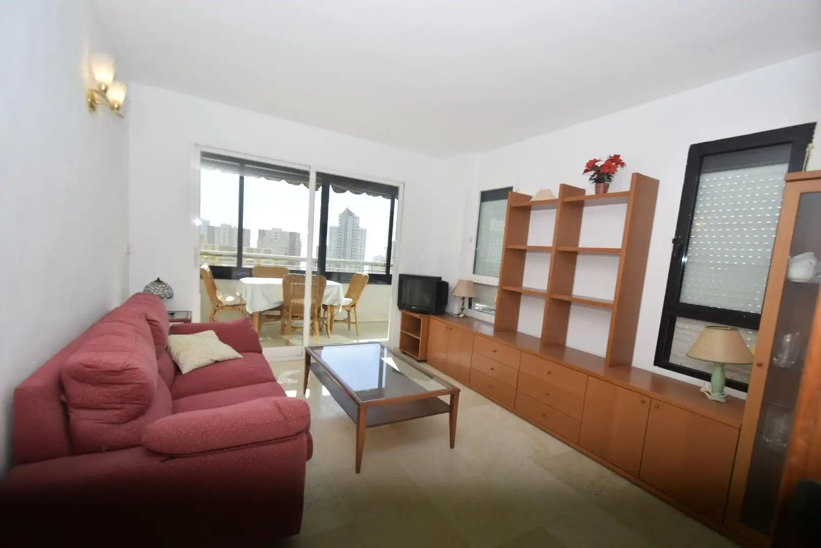 Sala de estar de Apartamento en venta en Benidorm con Amueblado y Piscina comunitaria