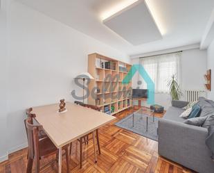 Living room of Flat to rent in Oviedo   with Heating, Parquet flooring and Furnished