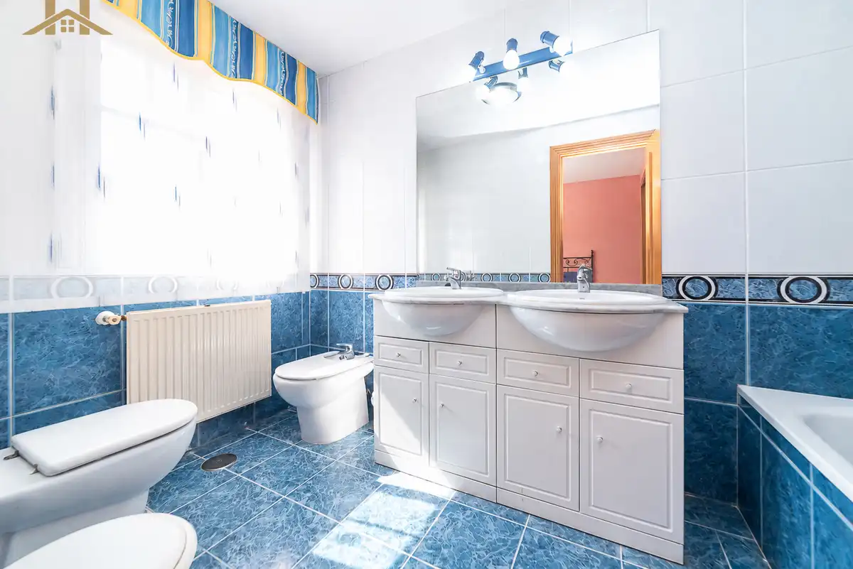 Baño de Casa adosada en venta en Móstoles con Aire acondicionado, Calefacción y Jardín privado