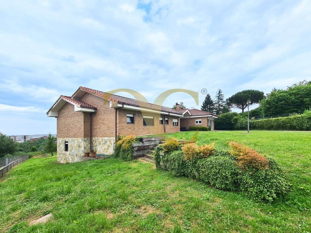 Vista exterior de Casa o xalet en venda en Oviedo  amb Calefacció, Jardí privat i Terrassa