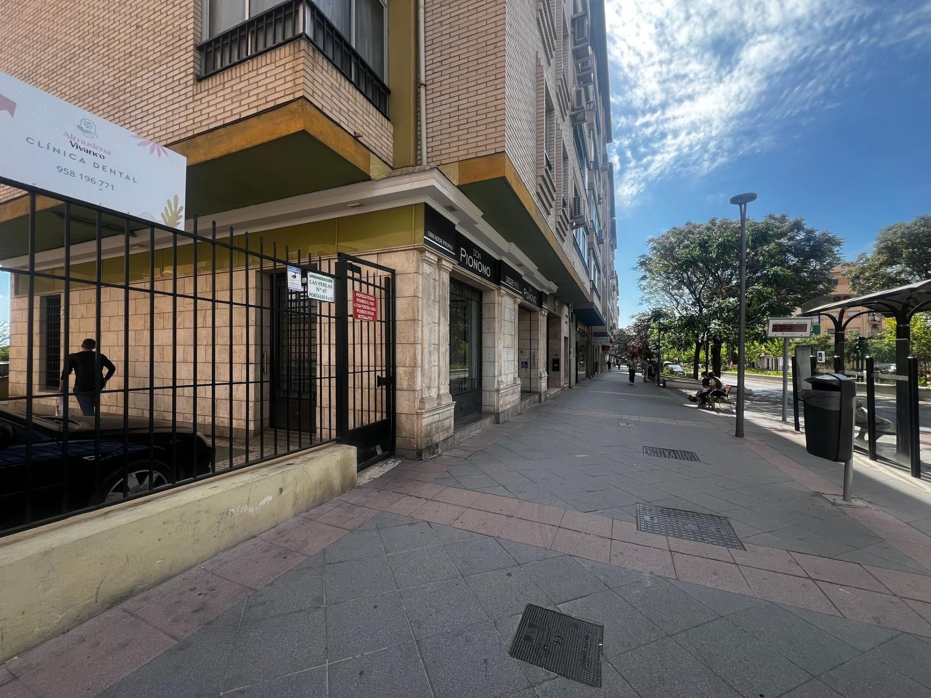 Vista exterior de Pis en venda en  Granada Capital amb Terrassa i Balcó