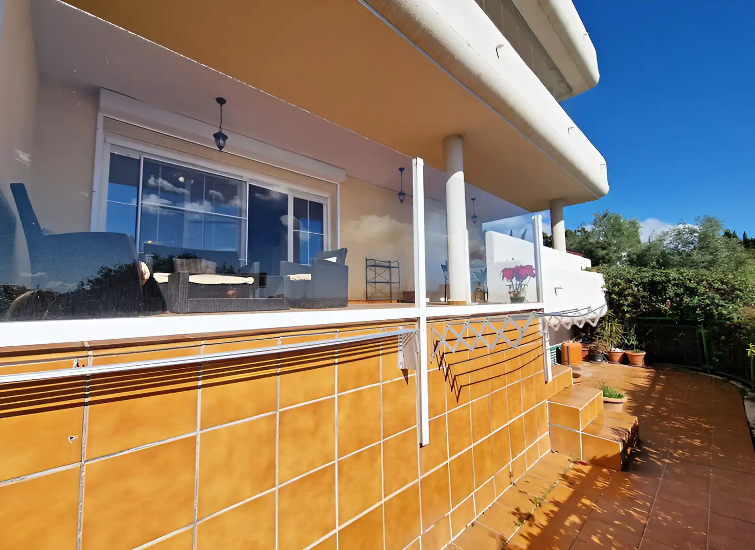 Vista exterior de Planta baixa en venda en Marbella amb Aire condicionat, Terrassa i Piscina