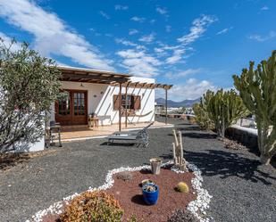 Vista exterior de Casa o xalet en venda en Yaiza amb Jardí privat, Terrassa i Forn