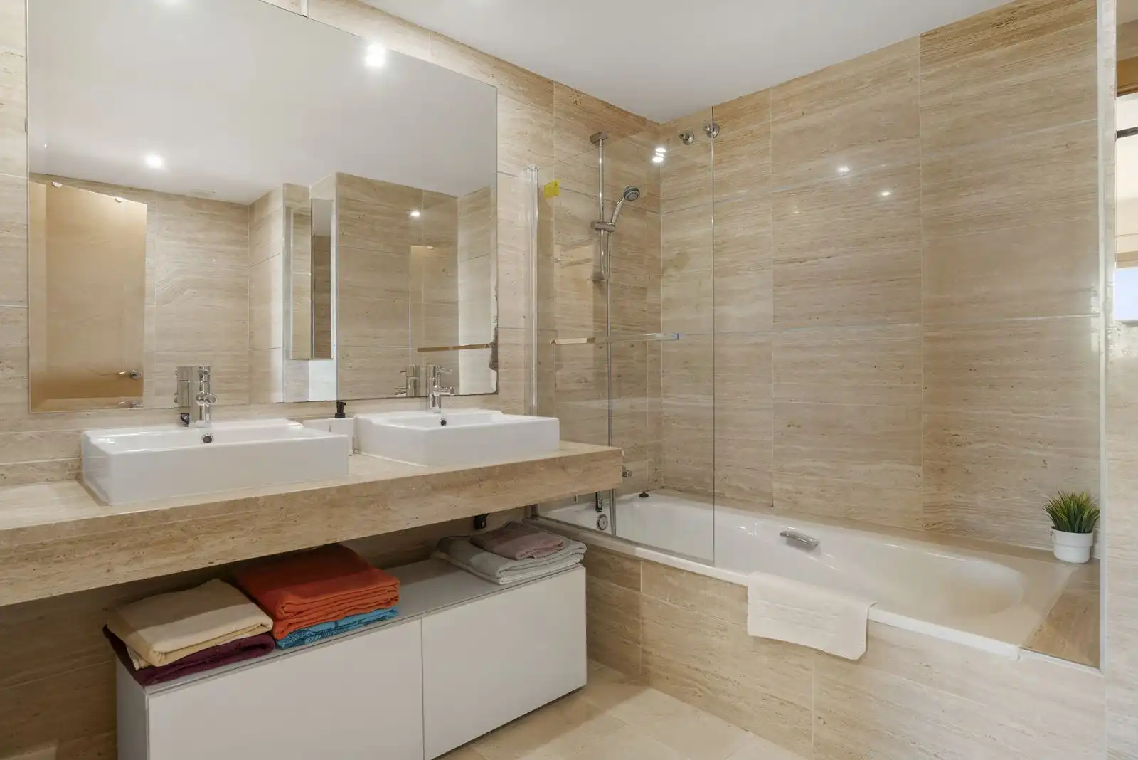 Bathroom of Apartments for sale in Benahavís  with Air Conditioner, Terrace and Storage room