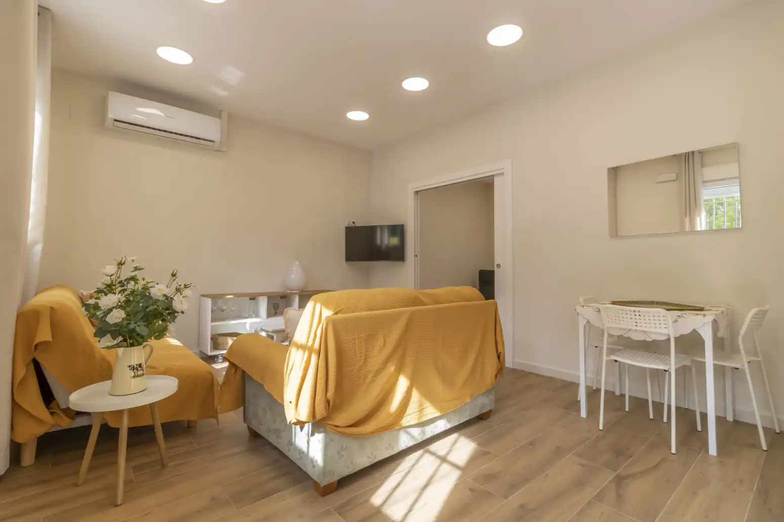 Sala d'estar de Pis de lloguer en Sevilla amb Aire condicionat, Calefacció i Moblat