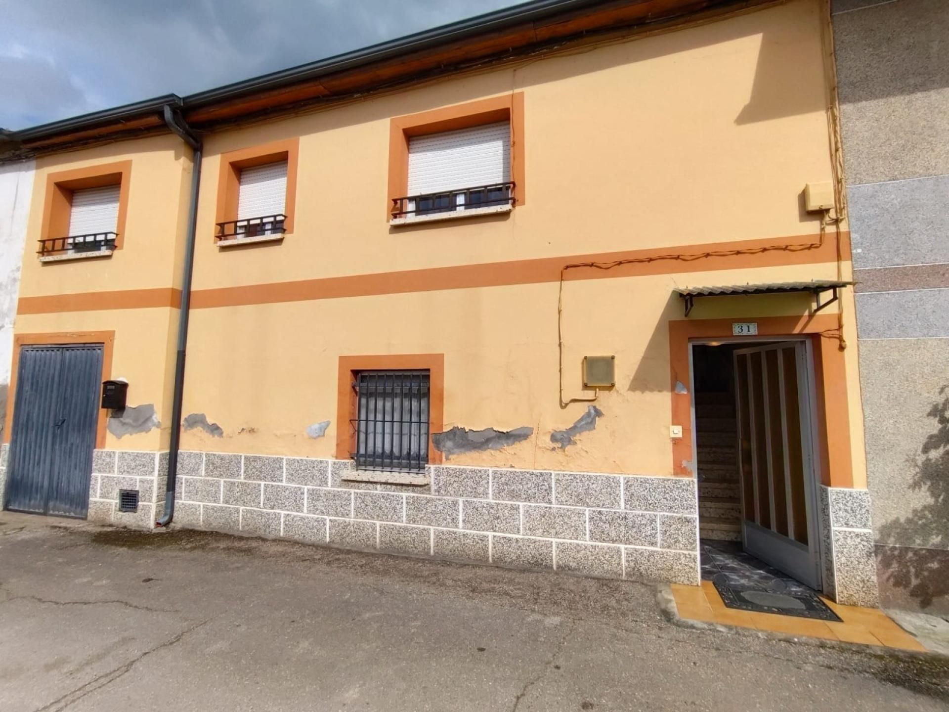 Vista exterior de Casa adosada en venda en Carracedelo amb Calefacció