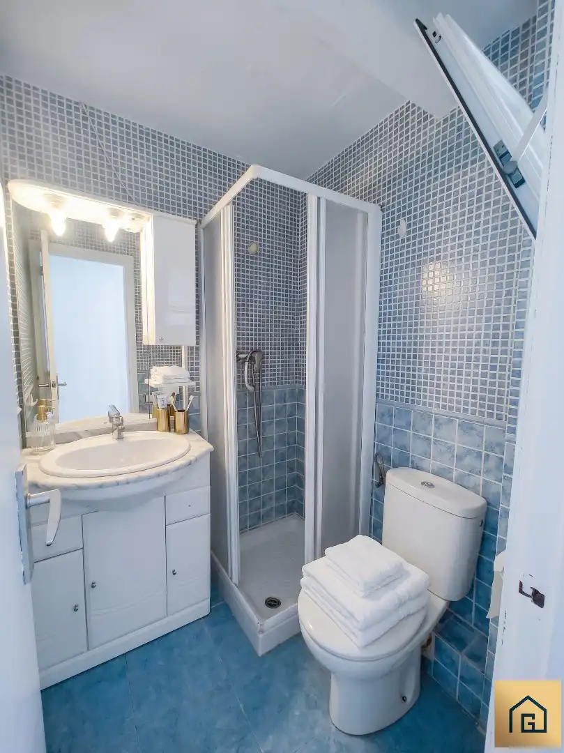 Baño de Piso en venta en Benidorm con Terraza, Amueblado y Alarma