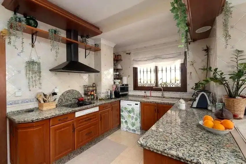 Küche von Haus oder Chalet zum Verkauf in Málaga mit Klimaanlage, Heizung und Privatgarten