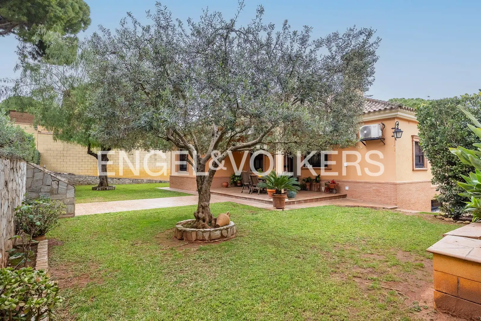 Vista exterior de Casa o xalet en venda en Alcalá de Guadaira amb Aire condicionat, Calefacció i Jardí privat