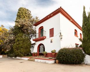 Vista exterior de Finca rústica en venda en Gines amb Aire condicionat, Calefacció i Jardí privat