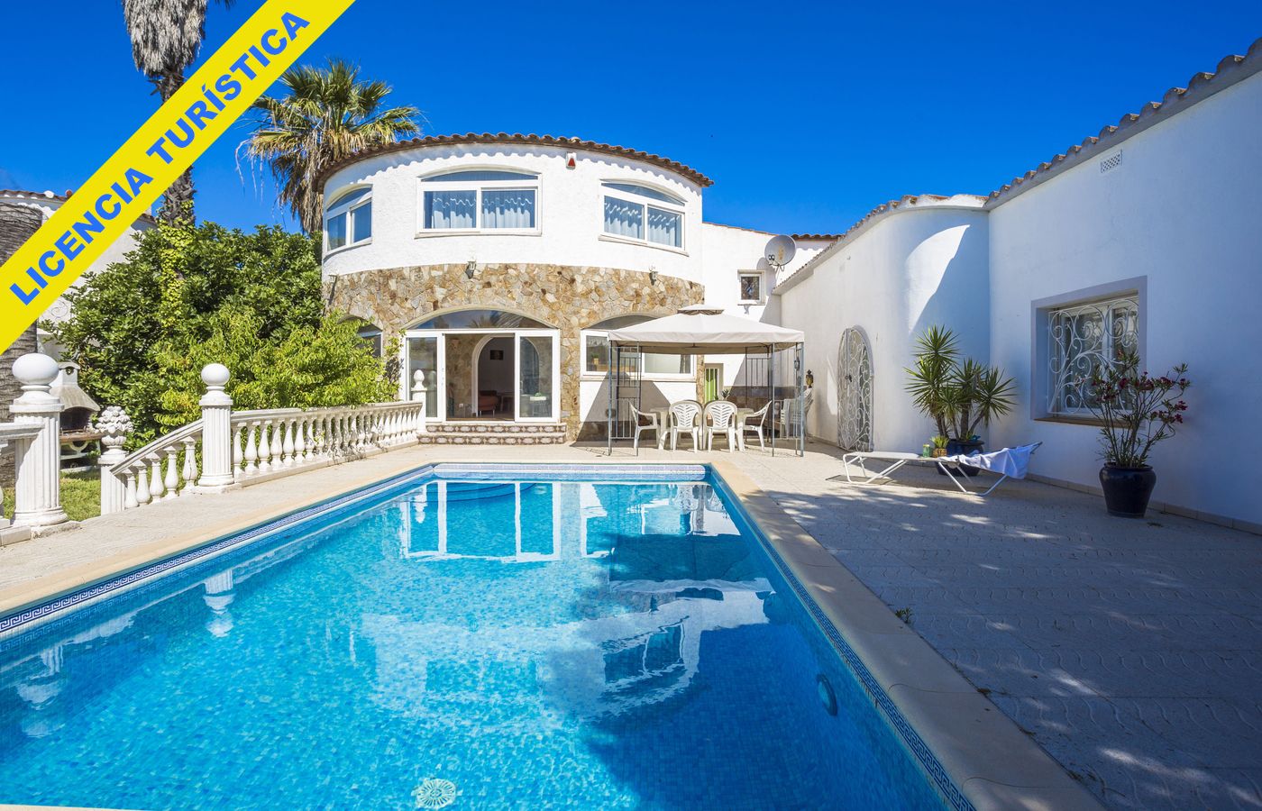 Exterior view of House or chalet for sale in Empuriabrava  with Air Conditioner, Heating and Private garden