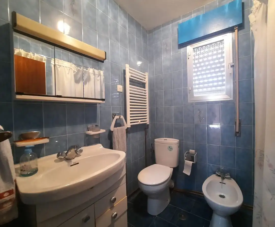 Baño de Casa adosada en venta en Escalona con Aire acondicionado, Calefacción y Jardín privado