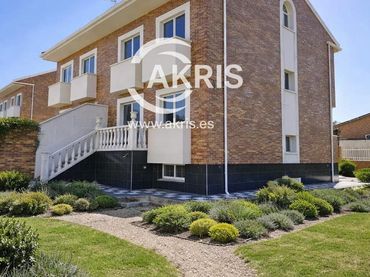 Chalet con balcón en venta en Calle Noez
