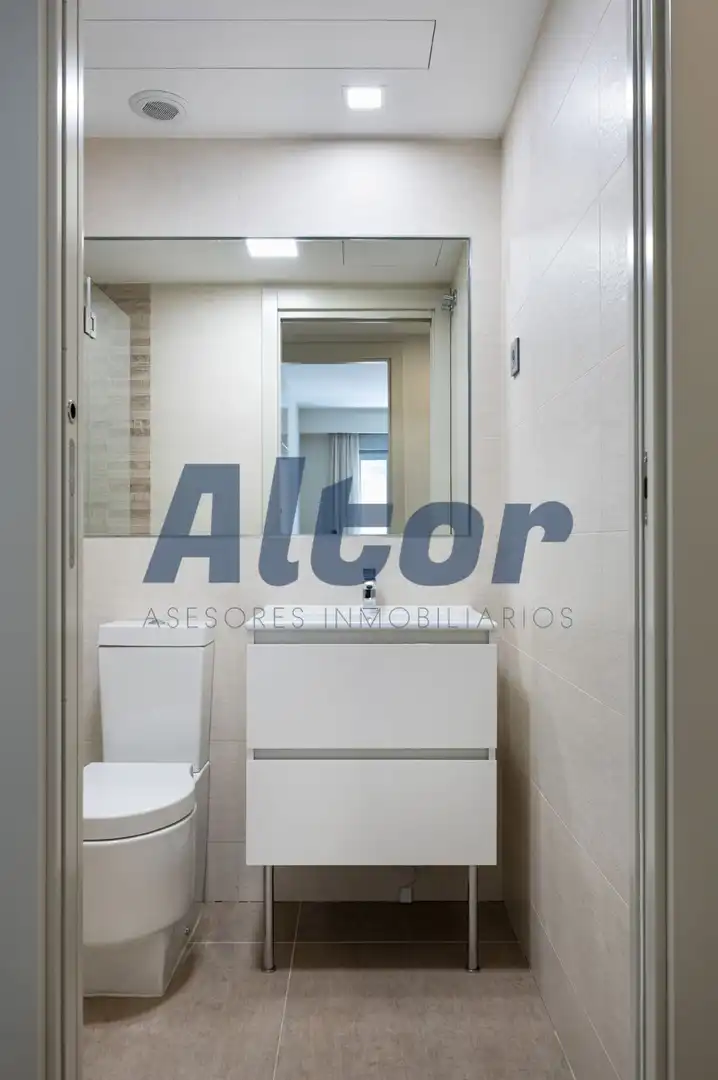 Badezimmer von Wohnung zum Verkauf in Madrid mit Klimaanlage, Abstellraum und Schwimmbad