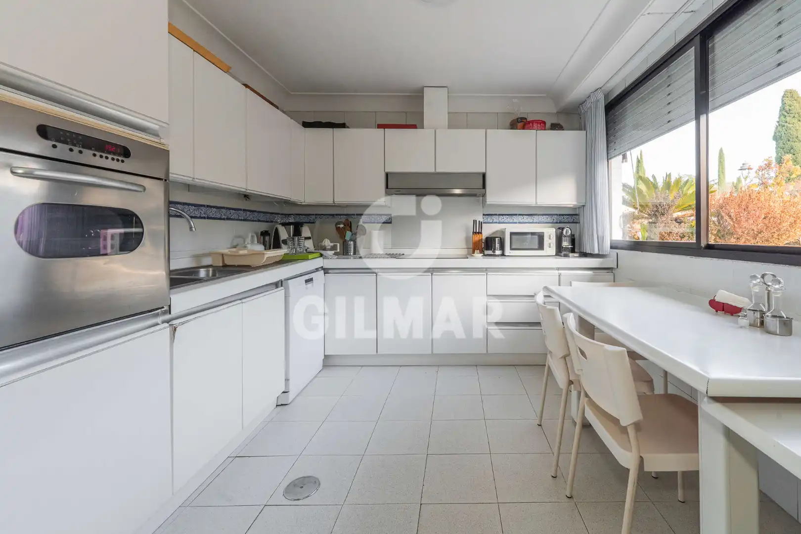 Küche von Einfamilien-Reihenhaus zum Verkauf in La Moraleja mit Klimaanlage, Heizung und Privatgarten