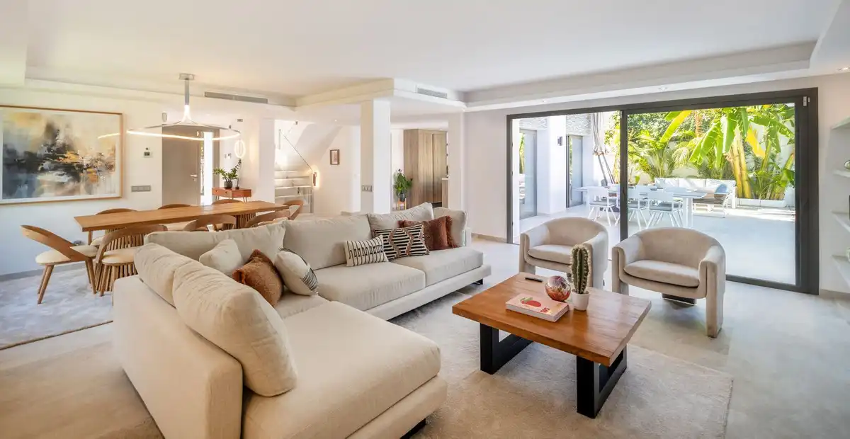 Sala de estar de Casa o chalet en venta en Marbella con Aire acondicionado, Jardín privado y Terraza