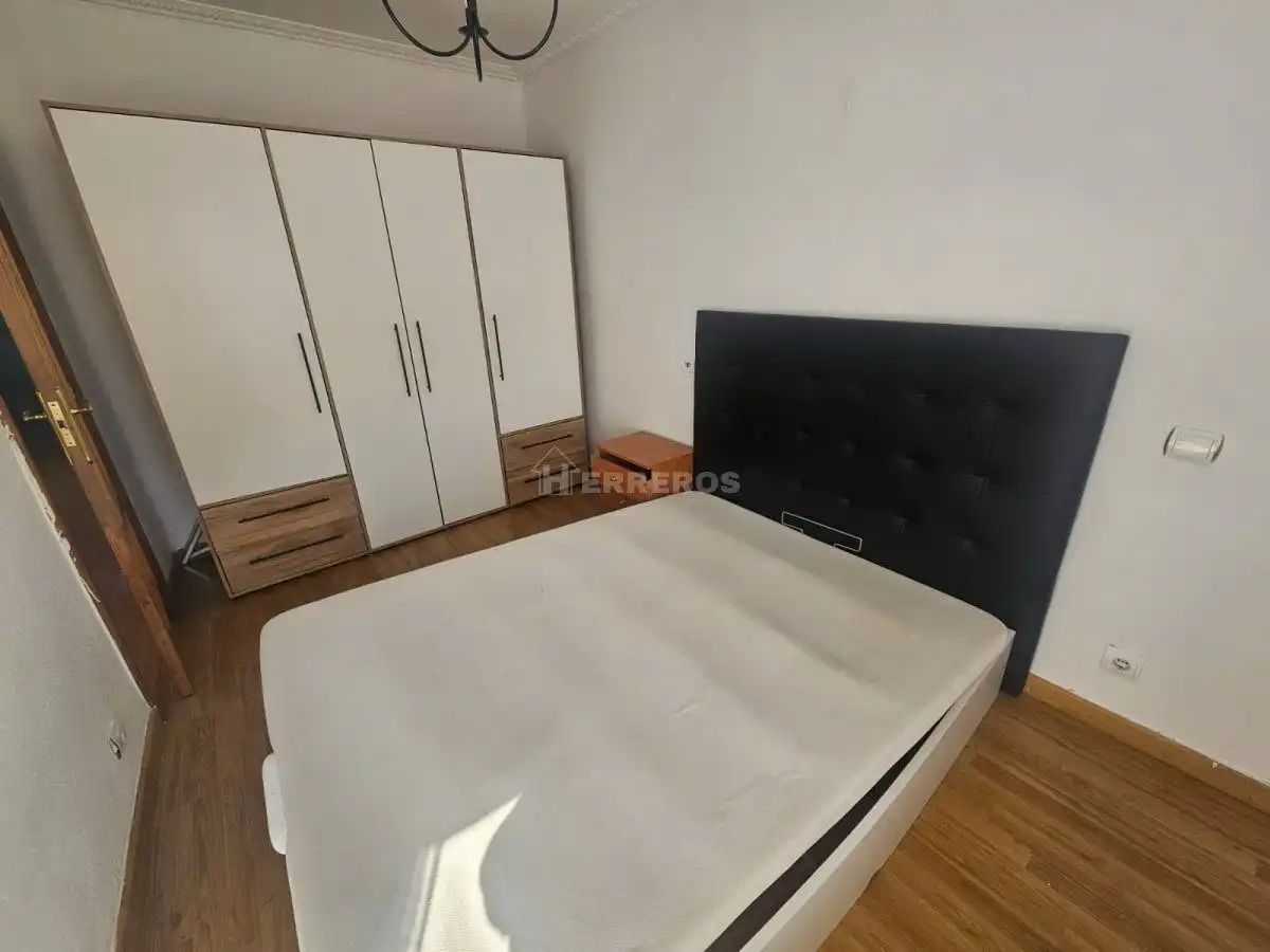 Dormitori de Apartament en venda en  Logroño amb Calefacció i Parquet
