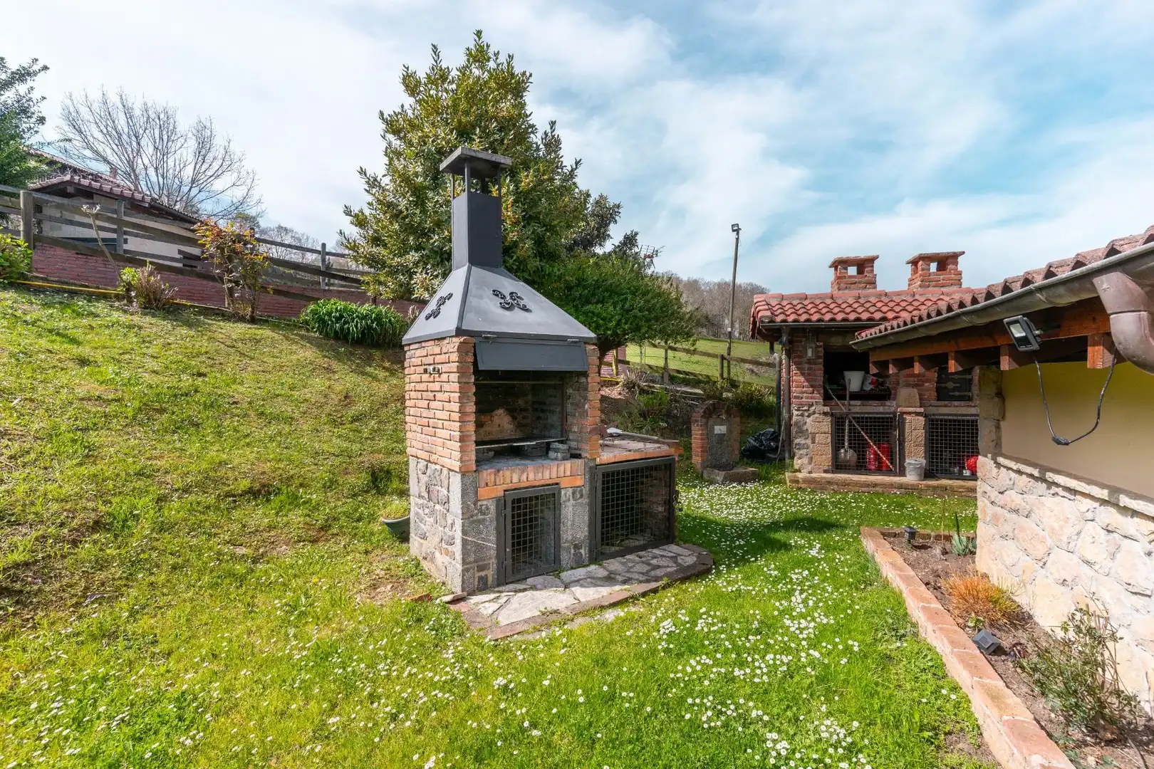 Buildings for sale in Lugar Parres, Parres