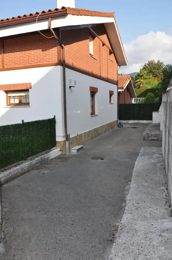 Parking de Casa o chalet en venta en Castro-Urdiales con Calefacción, Jardín privado y Terraza