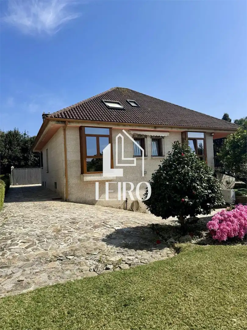 Vista exterior de Casa o xalet en venda en Vilagarcía de Arousa amb Calefacció, Jardí privat i Parquet
