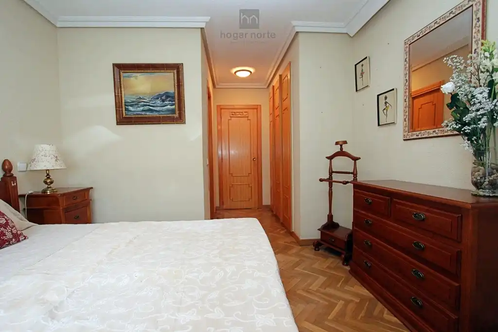 Dormitori de Pis en venda en San Sebastián de los Reyes amb Calefacció, Jardí privat i Parquet